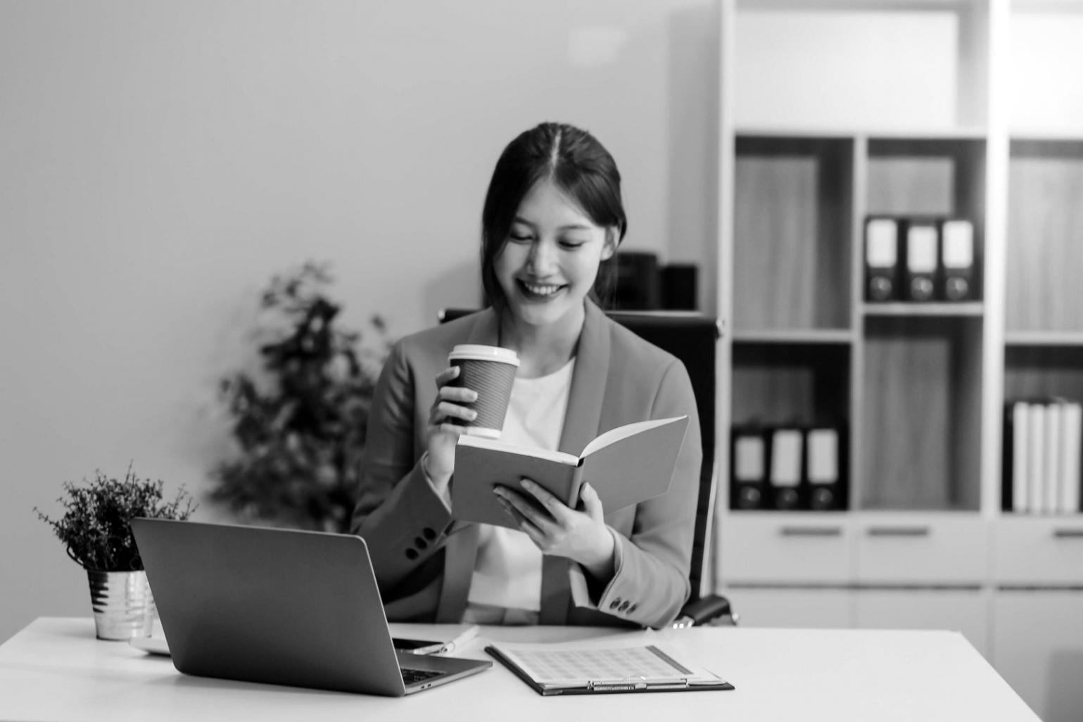 Análisis financiero profesional en pantalla de ordenador